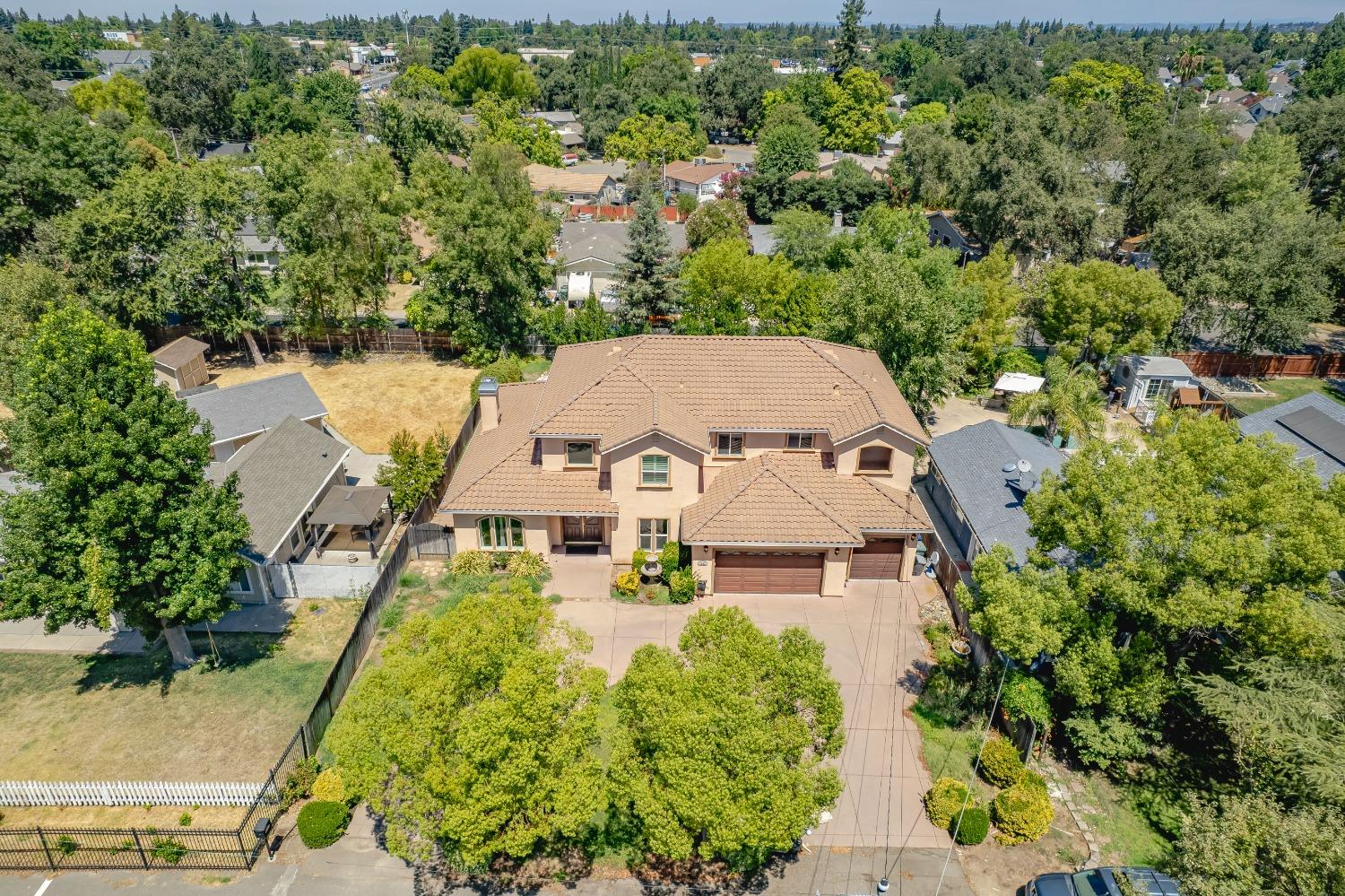 Detail Gallery Image 3 of 60 For 8925 Van Moore Ln, Orangevale,  CA 95662 - 6 Beds | 3/1 Baths