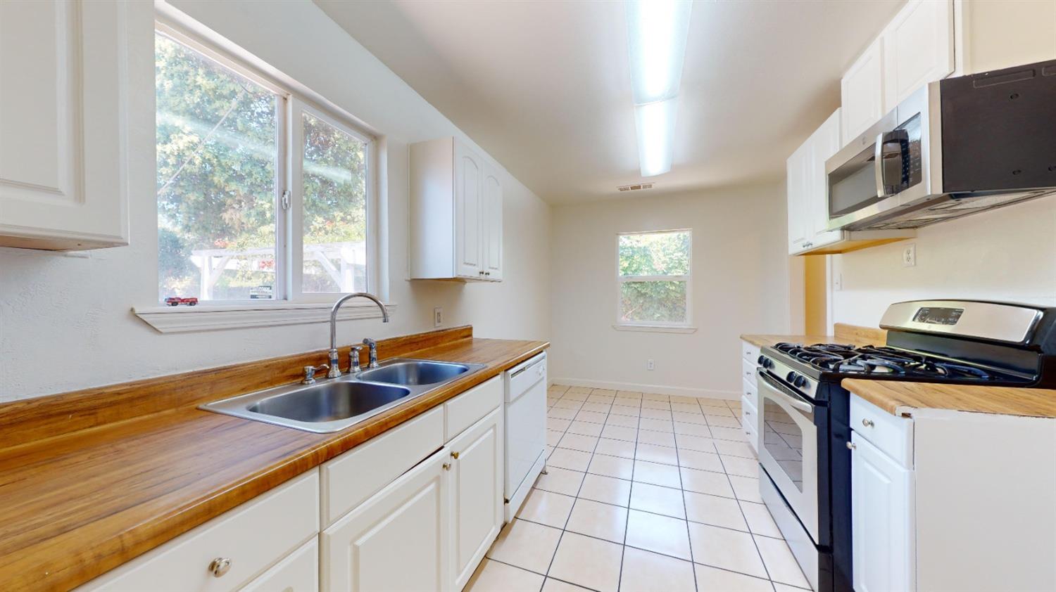 Detail Gallery Image 9 of 38 For 3325 W Sonoma Ave, Stockton,  CA 95204 - 2 Beds | 1 Baths