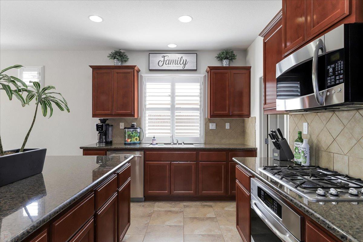 Detail Gallery Image 16 of 37 For 1093 Shady Grove St, Manteca,  CA 95336 - 3 Beds | 2 Baths