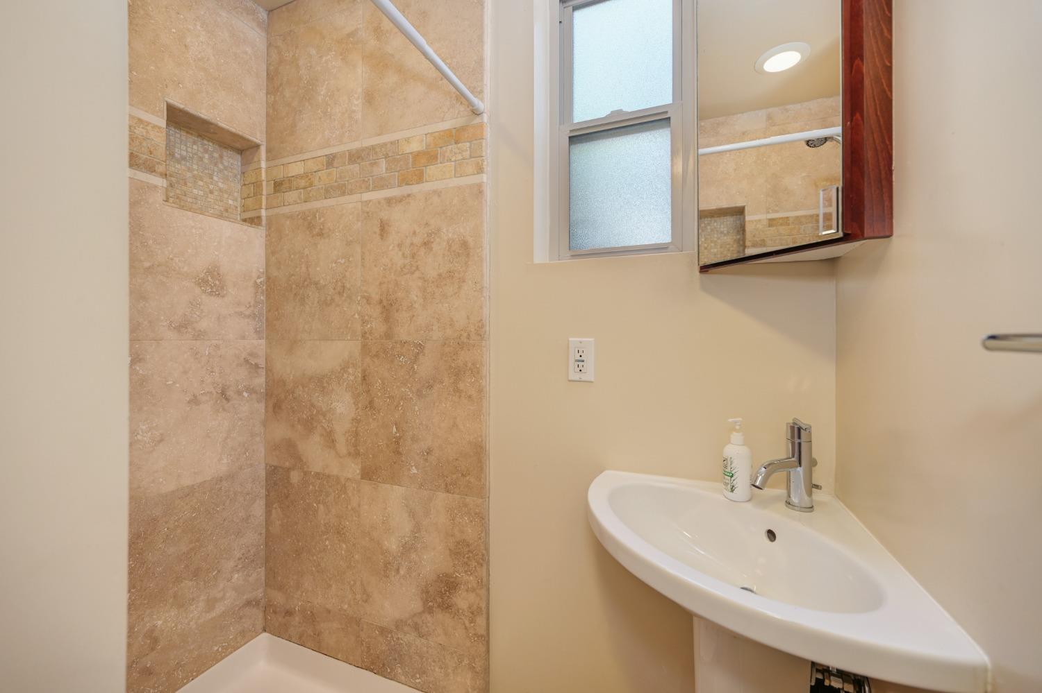 Detail Gallery Image 9 of 53 For 1904 5th St, Sacramento,  CA 95811 - 2 Beds | 3/1 Baths