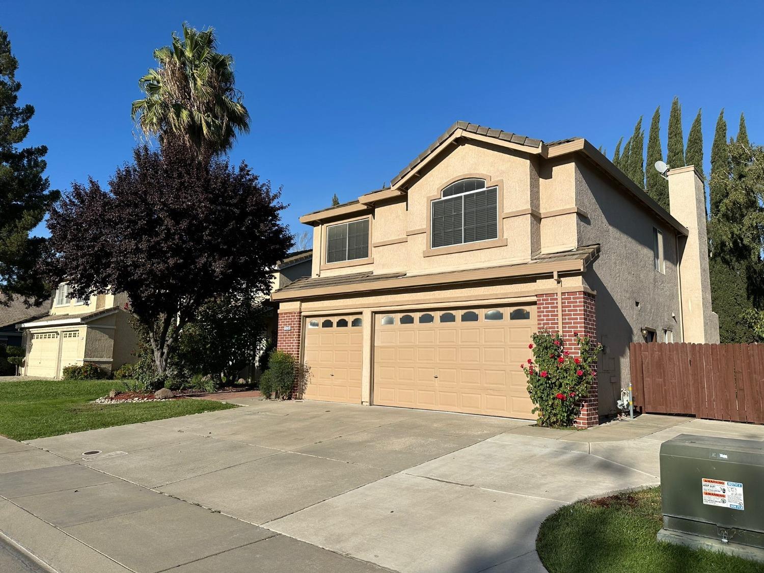 Detail Gallery Image 2 of 32 For 2320 Meadowbrook Dr, Lodi,  CA 95242 - 4 Beds | 2/1 Baths