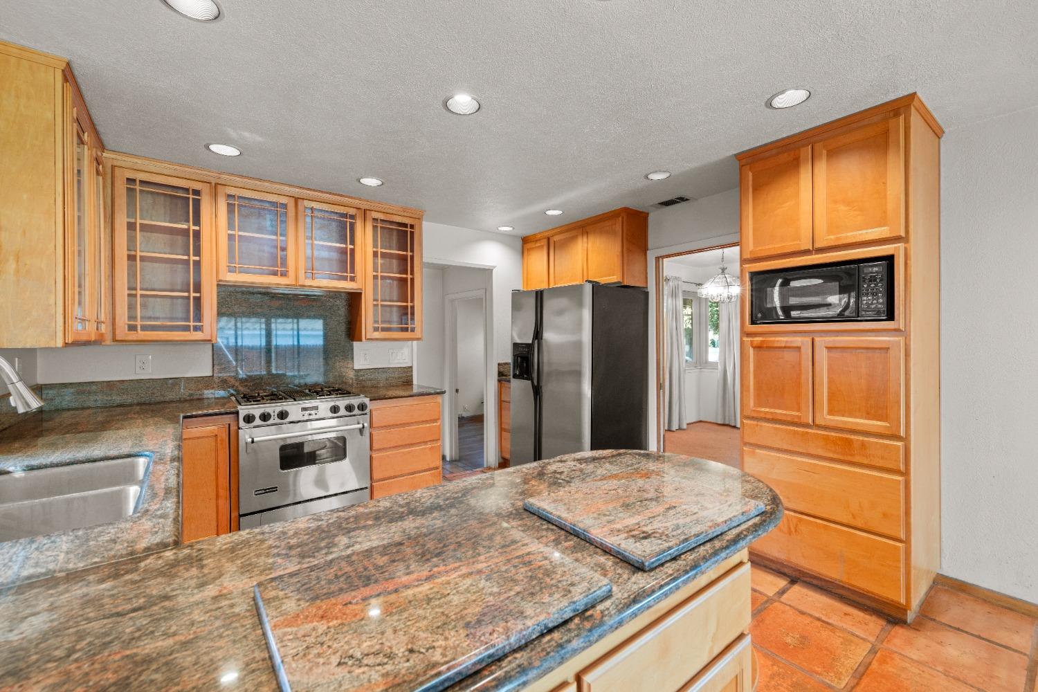 Detail Gallery Image 16 of 31 For 7037 El Sereno Cir, Sacramento,  CA 95831 - 4 Beds | 2/1 Baths