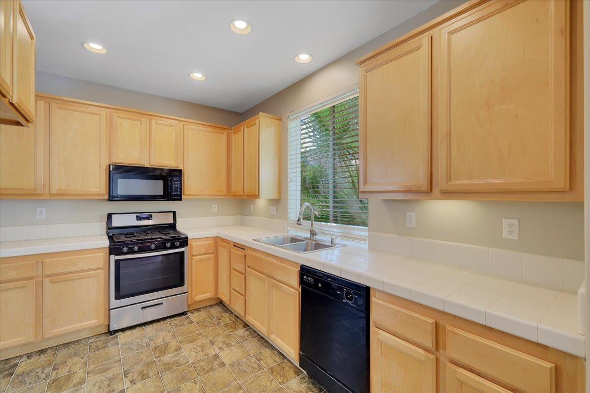 Detail Gallery Image 8 of 30 For 450 Natalino Cir, Sacramento,  CA 95835 - 3 Beds | 2 Baths