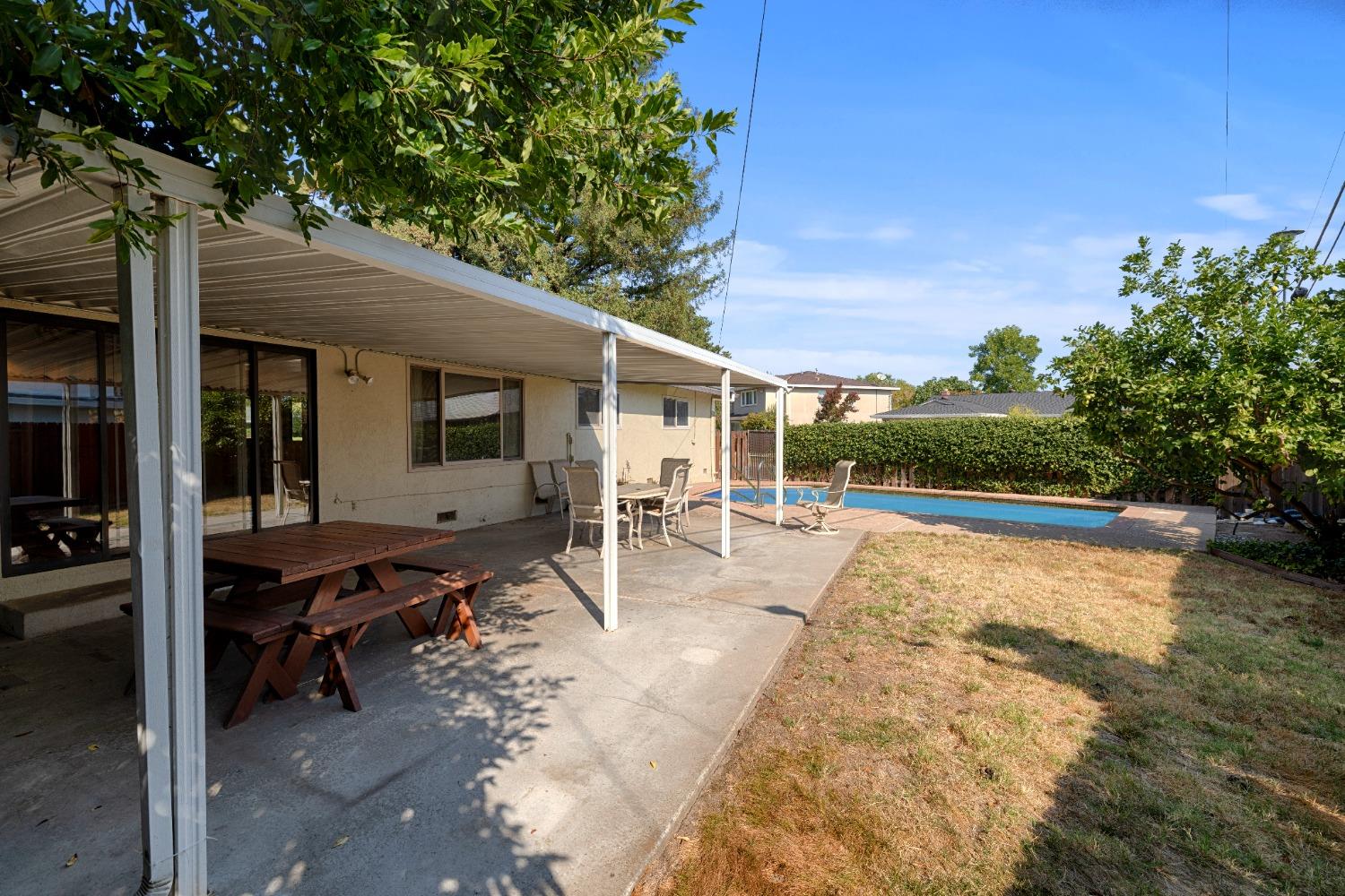 Detail Gallery Image 27 of 31 For 7037 El Sereno Cir, Sacramento,  CA 95831 - 4 Beds | 2/1 Baths