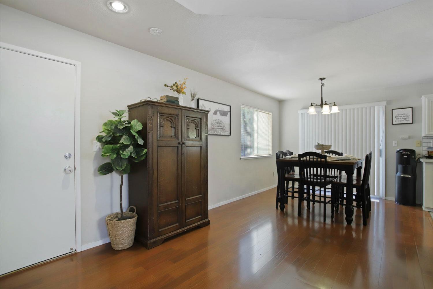 Detail Gallery Image 6 of 27 For 3795 Bridlewood Cir, Stockton,  CA 95219 - 3 Beds | 2/1 Baths