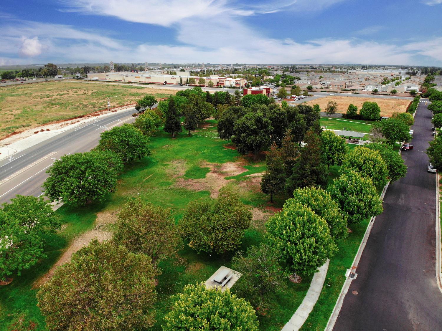 Detail Gallery Image 5 of 47 For 2427 Arabian Way, Turlock,  CA 95380 - 4 Beds | 2 Baths