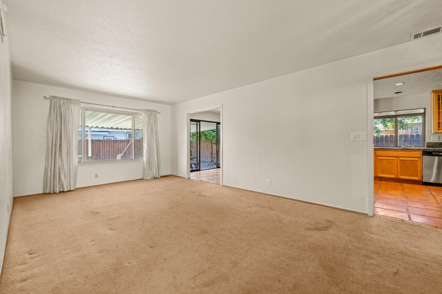 Detail Gallery Image 7 of 31 For 7037 El Sereno Cir, Sacramento,  CA 95831 - 4 Beds | 2/1 Baths