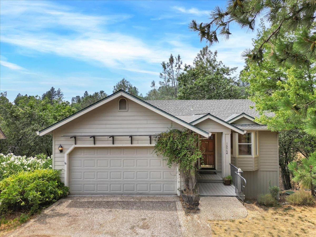 Detail Gallery Image 1 of 28 For 16964 Oscar Dr, Grass Valley,  CA 95949 - 3 Beds | 2/1 Baths