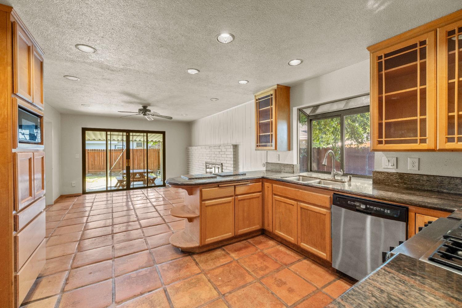 Detail Gallery Image 14 of 31 For 7037 El Sereno Cir, Sacramento,  CA 95831 - 4 Beds | 2/1 Baths