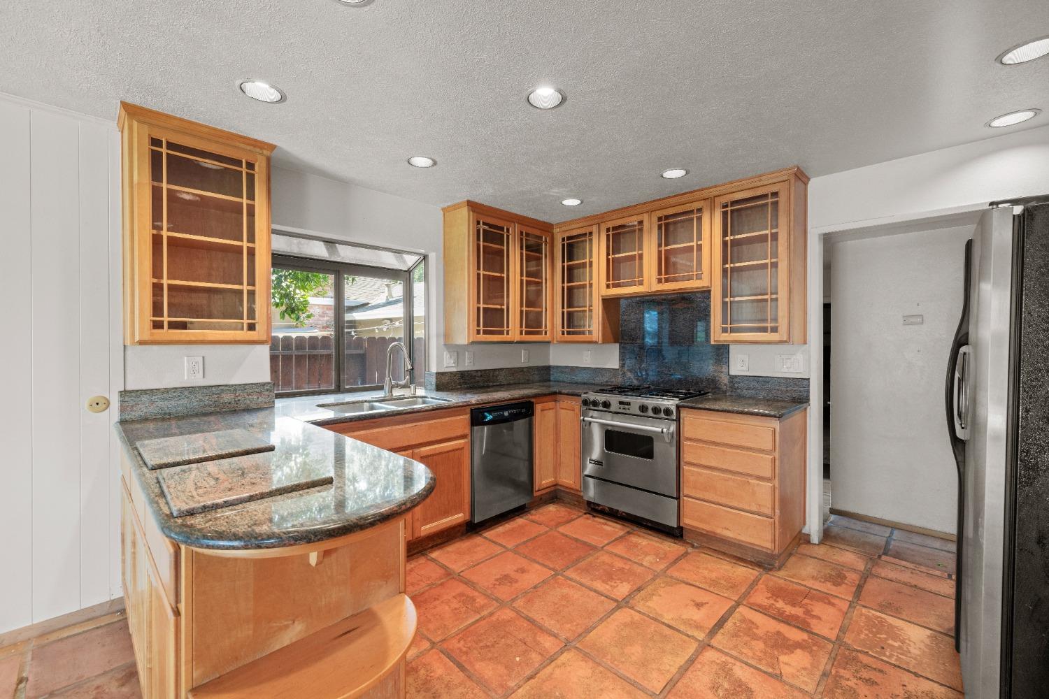 Detail Gallery Image 13 of 31 For 7037 El Sereno Cir, Sacramento,  CA 95831 - 4 Beds | 2/1 Baths