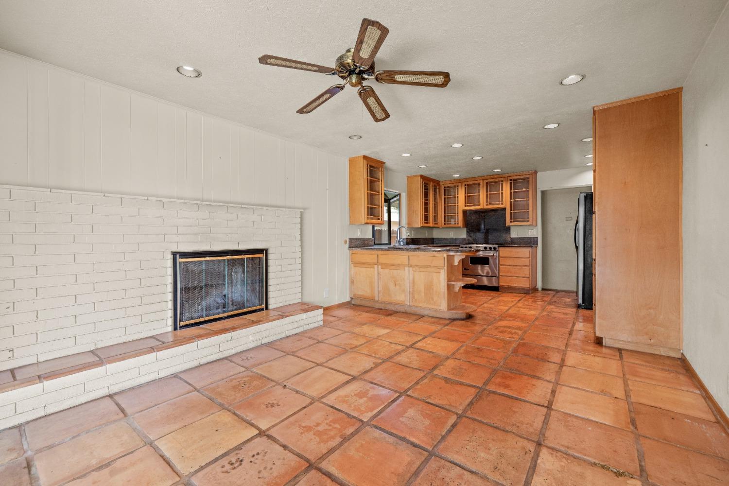 Detail Gallery Image 11 of 31 For 7037 El Sereno Cir, Sacramento,  CA 95831 - 4 Beds | 2/1 Baths