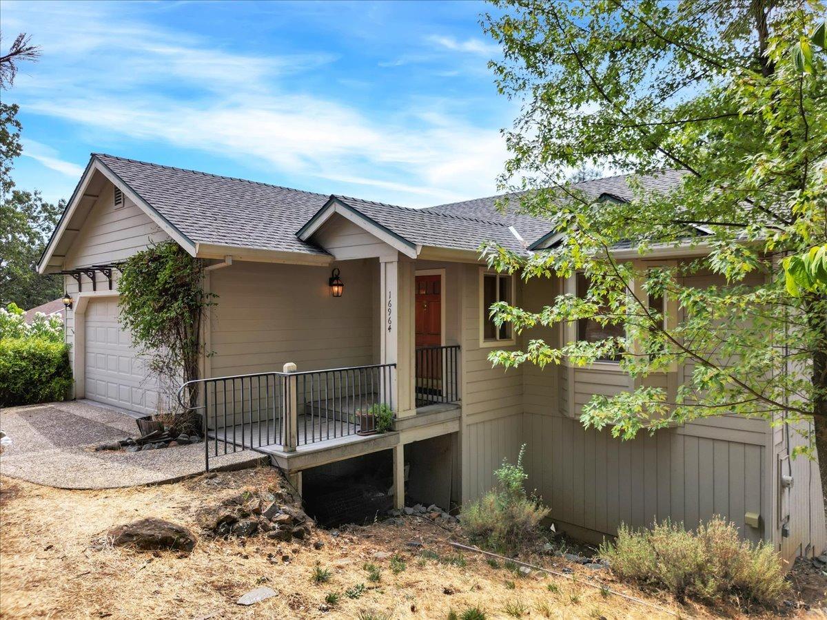 Detail Gallery Image 2 of 28 For 16964 Oscar Dr, Grass Valley,  CA 95949 - 3 Beds | 2/1 Baths