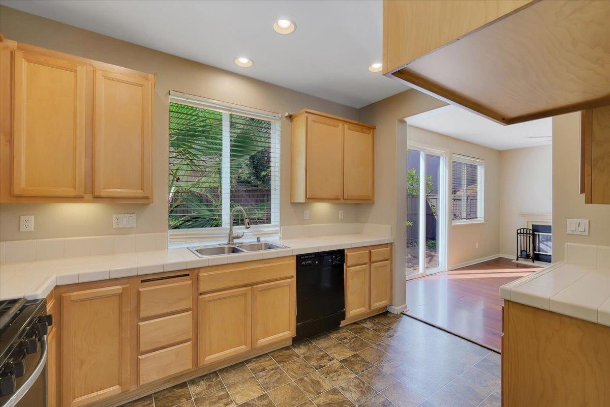 Detail Gallery Image 10 of 30 For 450 Natalino Cir, Sacramento,  CA 95835 - 3 Beds | 2 Baths