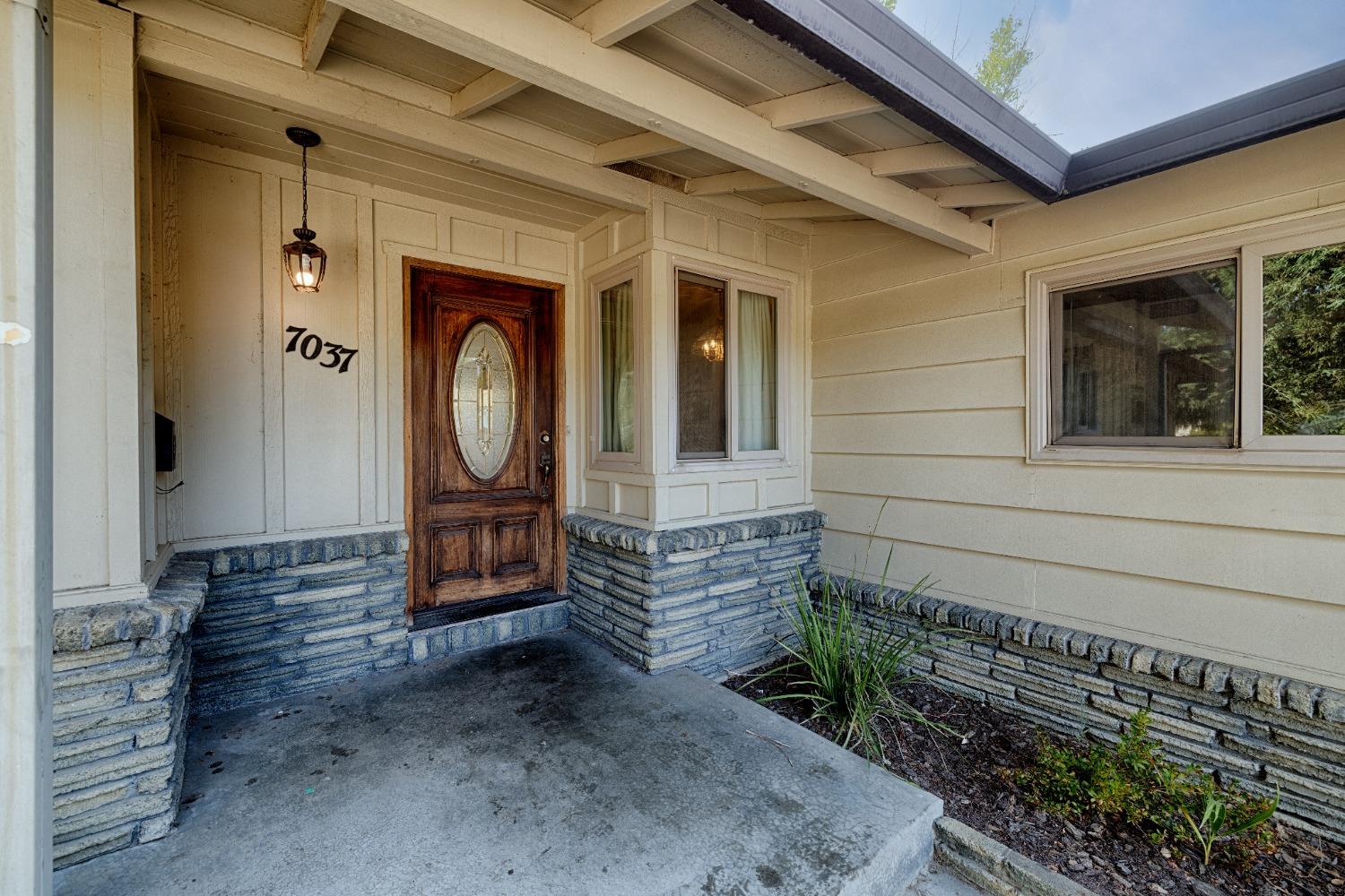 Detail Gallery Image 6 of 31 For 7037 El Sereno Cir, Sacramento,  CA 95831 - 4 Beds | 2/1 Baths