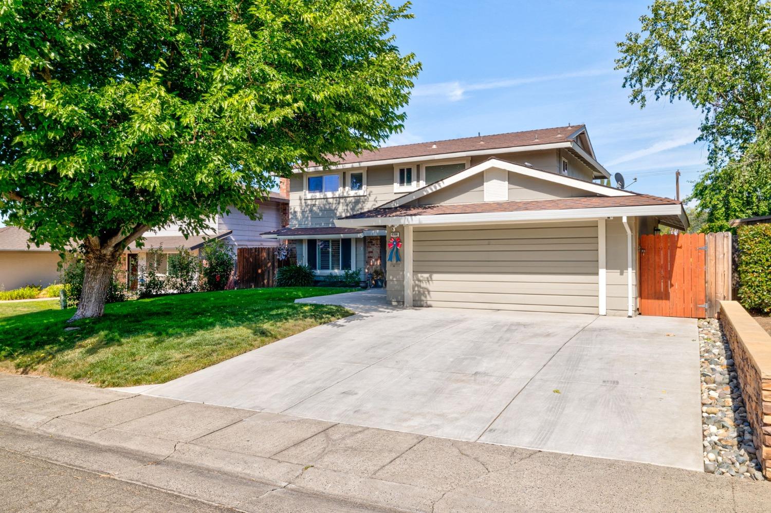 Detail Gallery Image 2 of 65 For 4700 Pedersen Way, Carmichael,  CA 95608 - 4 Beds | 2/1 Baths