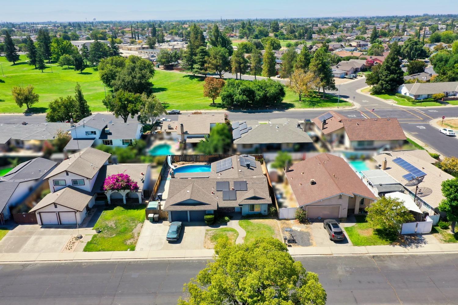 Detail Gallery Image 2 of 37 For 871 Siskiyou Ln, Manteca,  CA 95336 - 4 Beds | 2 Baths