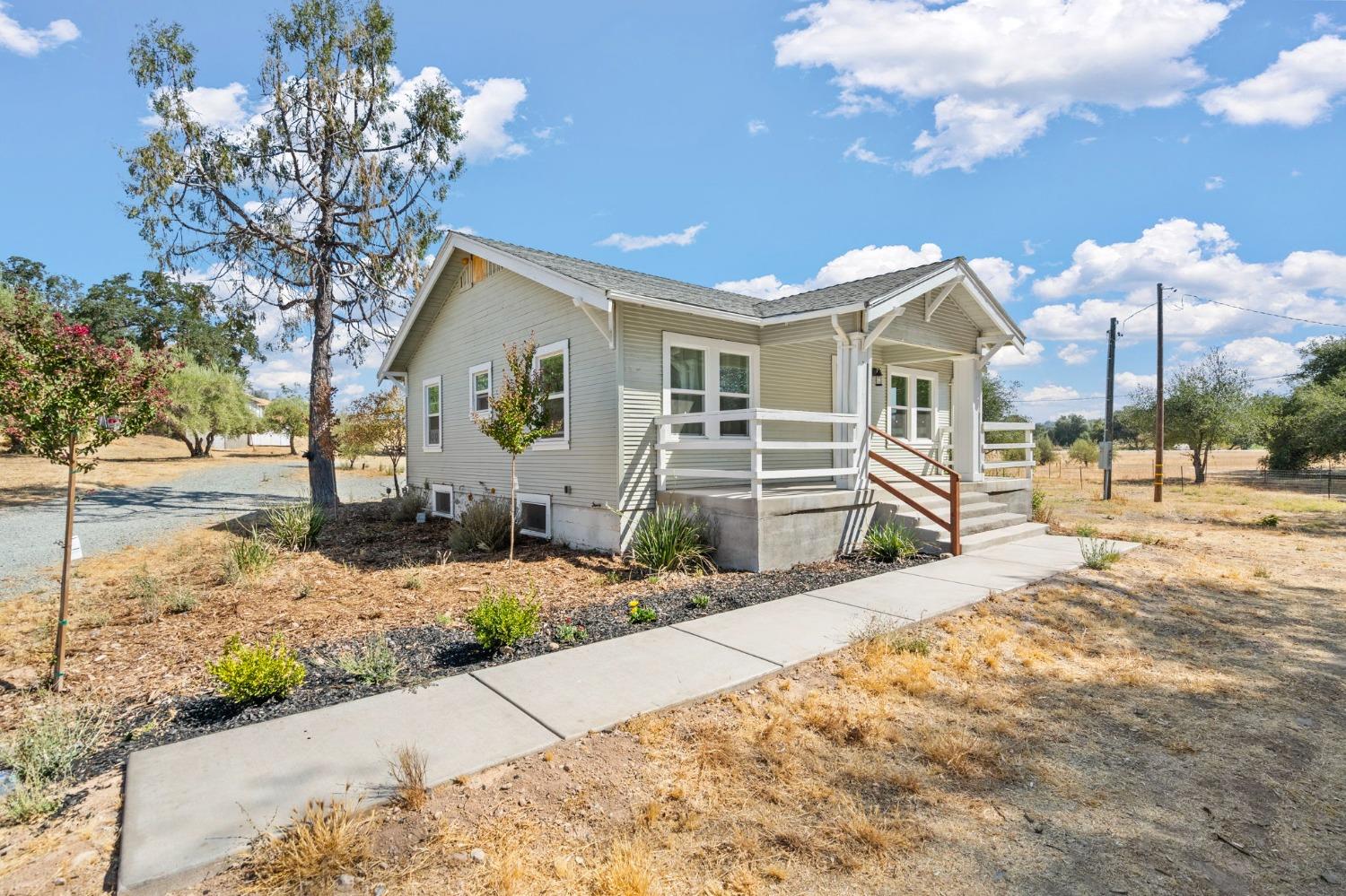 Detail Gallery Image 4 of 59 For 8052 Highway 26, Valley Springs,  CA 95252 - 2 Beds | 1 Baths