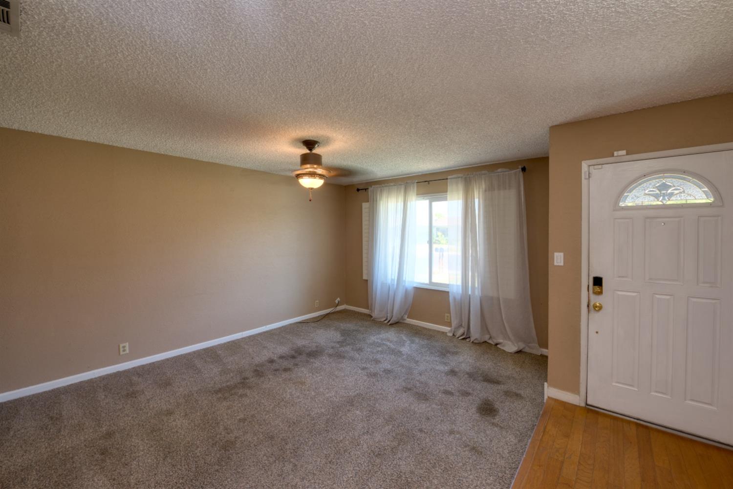 Detail Gallery Image 12 of 37 For 871 Siskiyou Ln, Manteca,  CA 95336 - 4 Beds | 2 Baths