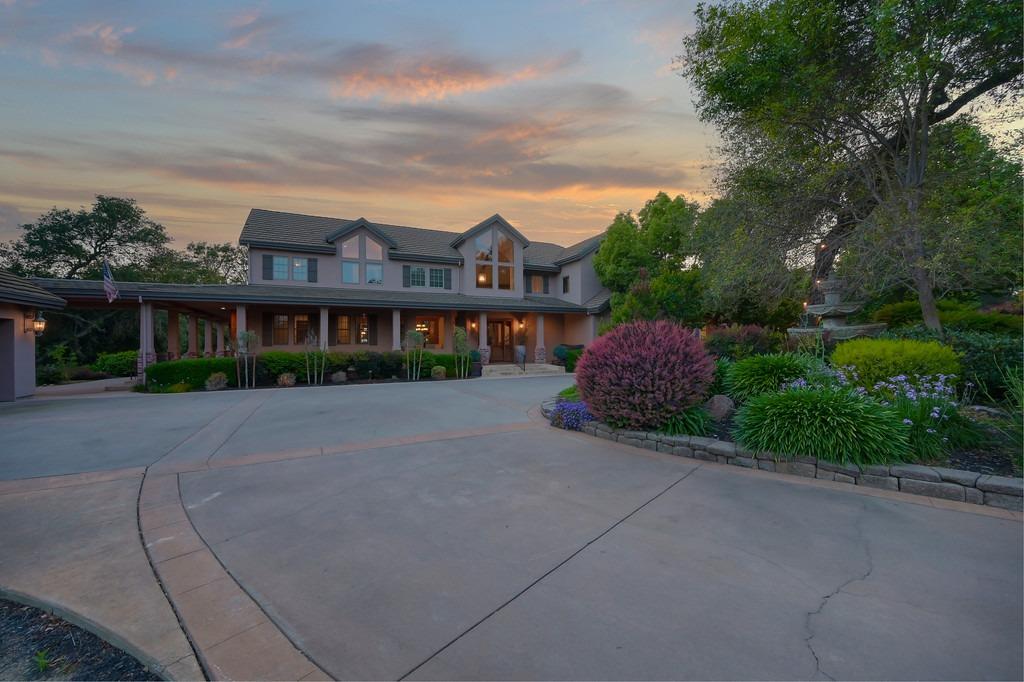 Detail Gallery Image 4 of 72 For 7450 Shadow Oaks Ln, Granite Bay,  CA 95746 - 5 Beds | 5/3 Baths