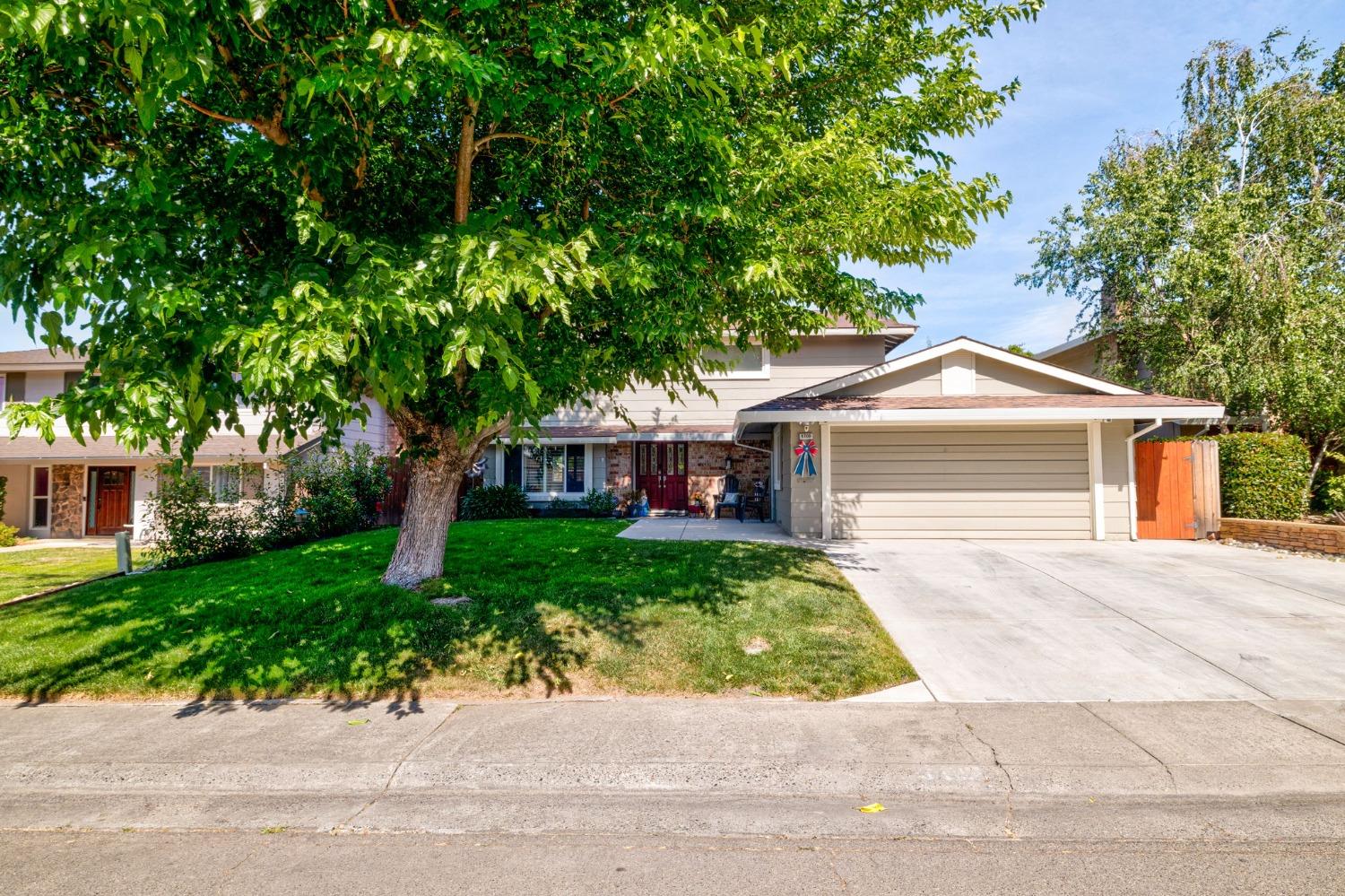 Detail Gallery Image 3 of 65 For 4700 Pedersen Way, Carmichael,  CA 95608 - 4 Beds | 2/1 Baths