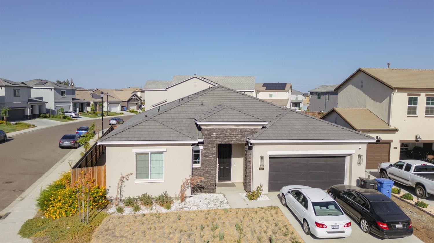 Detail Gallery Image 1 of 50 For 2374 Paramount Ln, Manteca,  CA 95337 - 3 Beds | 2/1 Baths