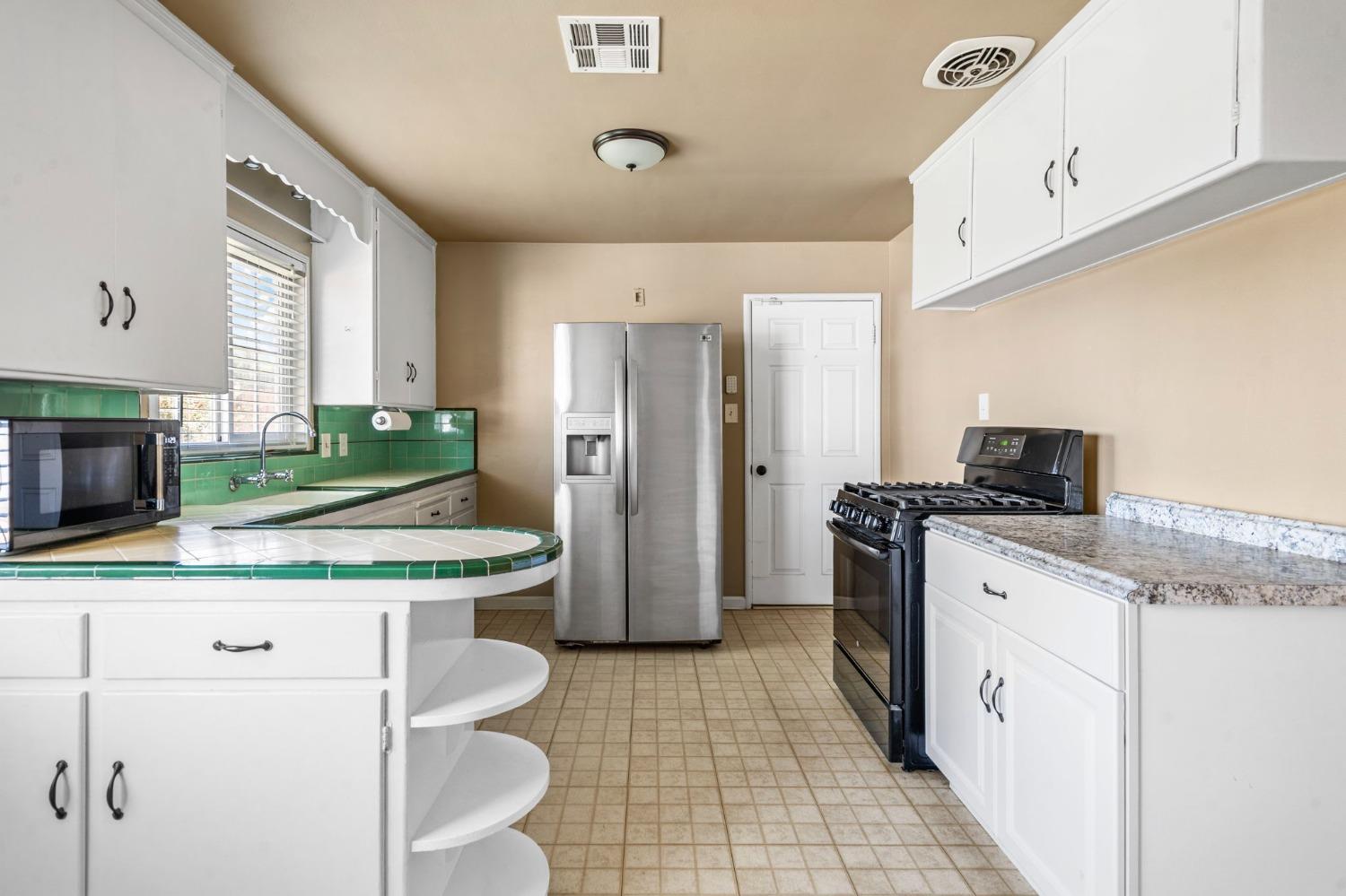 Detail Gallery Image 8 of 25 For 216 N Veach Ave, Manteca,  CA 95337 - 2 Beds | 1 Baths