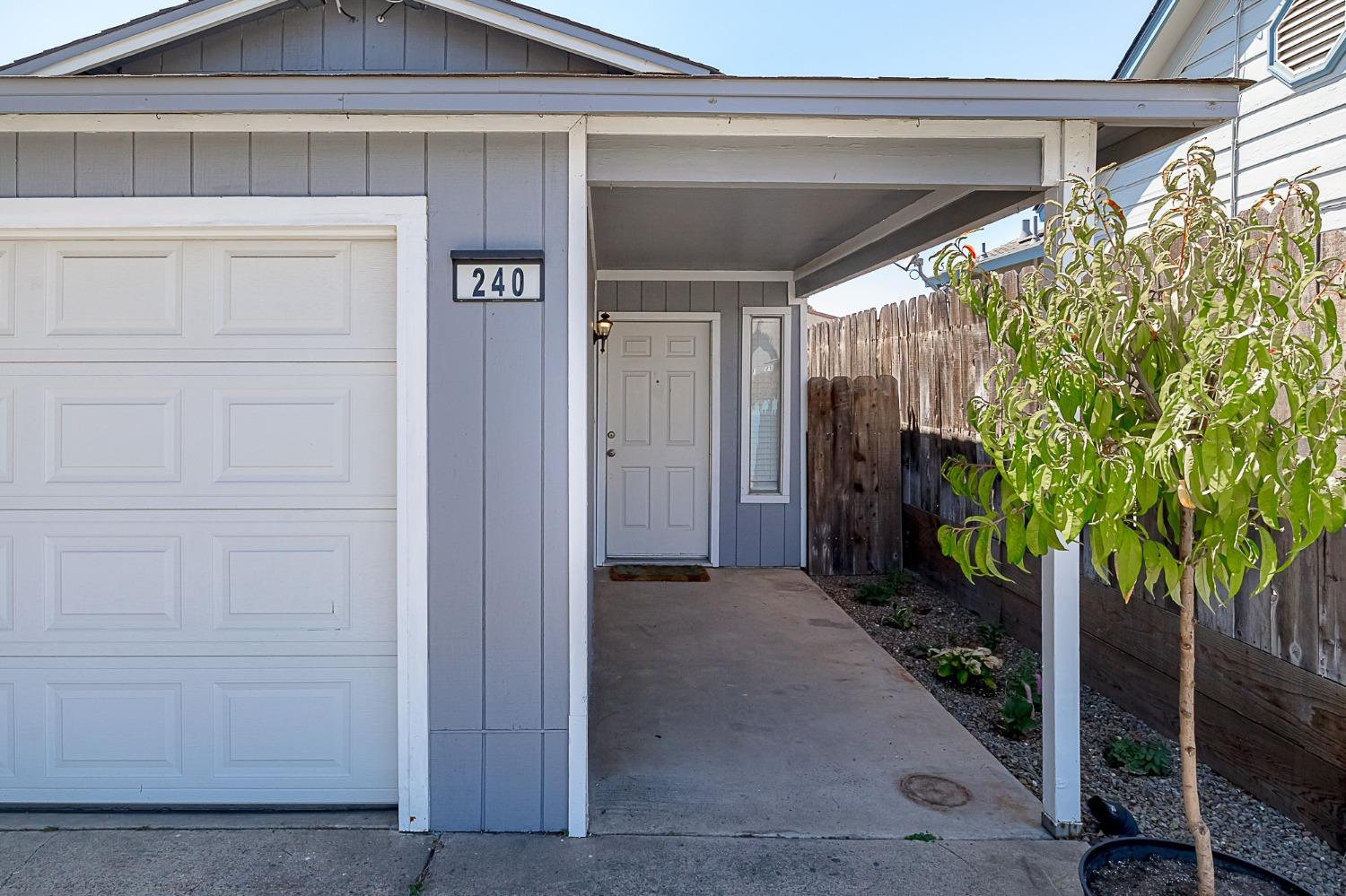 Detail Gallery Image 3 of 17 For 240 S 4th Ave, Oakdale,  CA 95361 - 2 Beds | 1 Baths