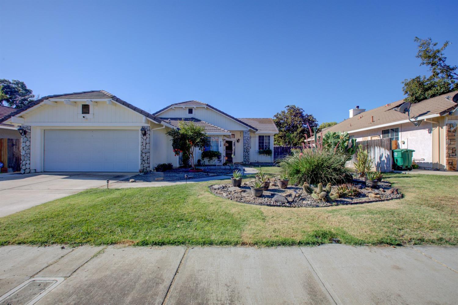 Detail Gallery Image 1 of 41 For 715 Foothill St, Los Banos,  CA 93635 - 3 Beds | 2 Baths