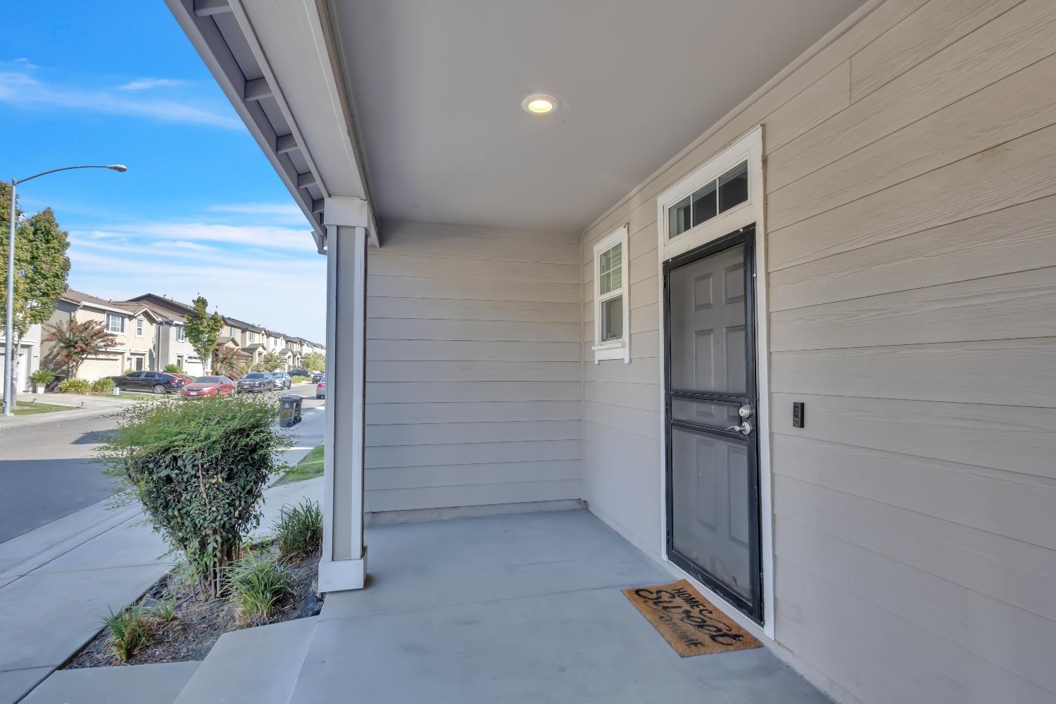 Detail Gallery Image 3 of 19 For 1722 Silvershire Dr, Stockton,  CA 95206 - 3 Beds | 2/1 Baths