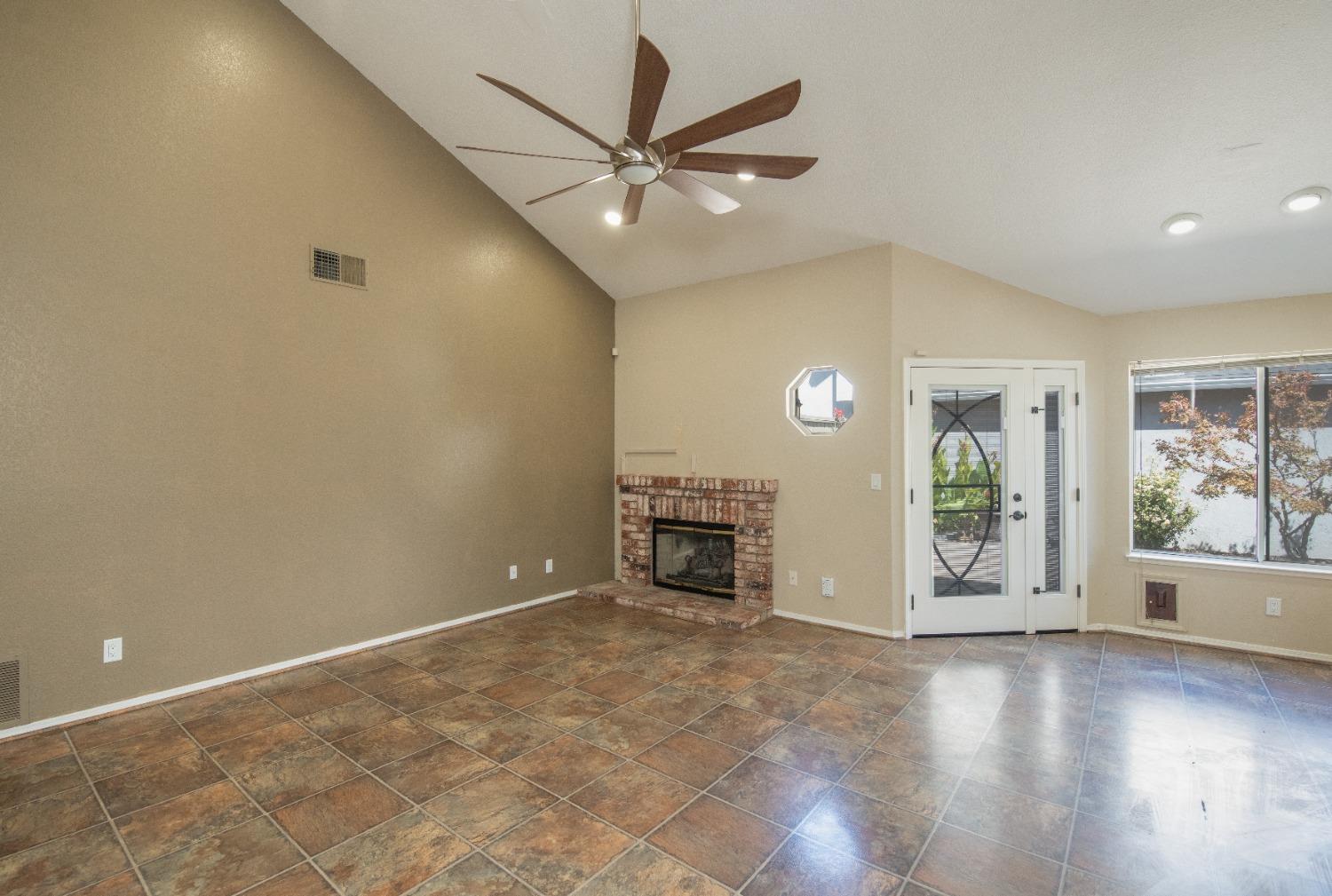 Detail Gallery Image 9 of 34 For 2152 Cobblestone Mnr, Modesto,  CA 95355 - 2 Beds | 2 Baths