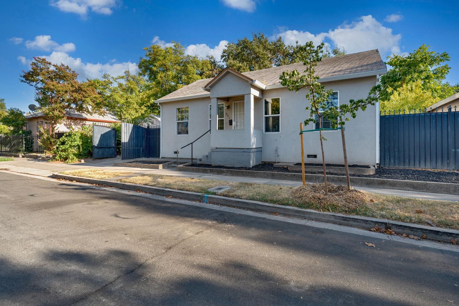 Detail Gallery Image 2 of 21 For 380 Barrette Ave, Sacramento,  CA 95815 - 2 Beds | 1 Baths