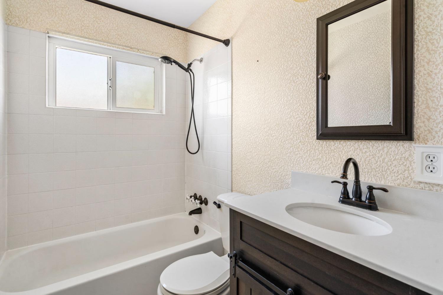 Detail Gallery Image 17 of 25 For 216 N Veach Ave, Manteca,  CA 95337 - 2 Beds | 1 Baths