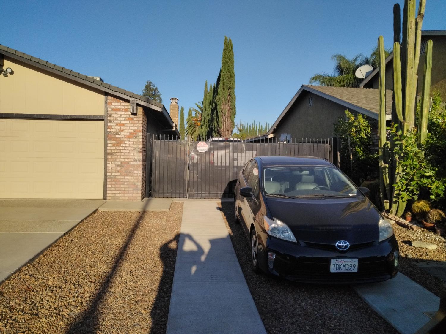 Detail Gallery Image 2 of 22 For 955 N Ebbetts Ave, Manteca,  CA 95337 - 3 Beds | 2/1 Baths