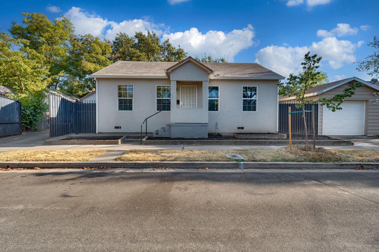 Detail Gallery Image 3 of 21 For 380 Barrette Ave, Sacramento,  CA 95815 - 2 Beds | 1 Baths