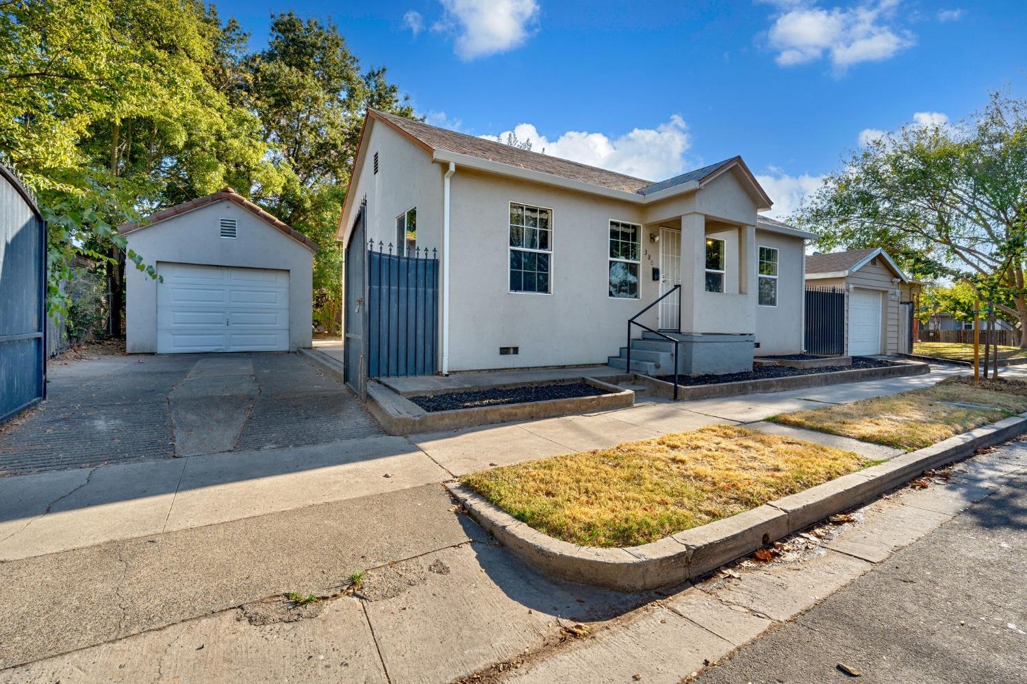 Detail Gallery Image 1 of 21 For 380 Barrette Ave, Sacramento,  CA 95815 - 2 Beds | 1 Baths