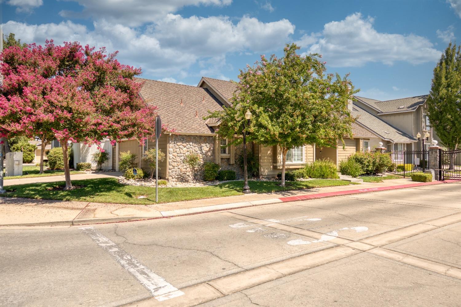 Detail Gallery Image 3 of 34 For 2152 Cobblestone Mnr, Modesto,  CA 95355 - 2 Beds | 2 Baths