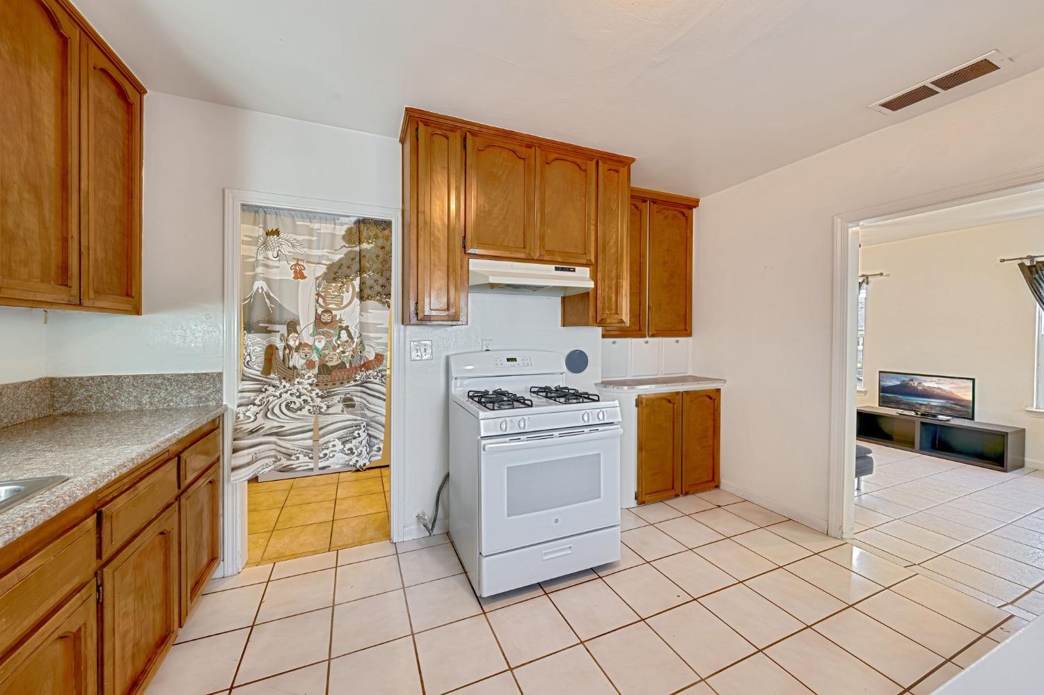 Detail Gallery Image 9 of 21 For 380 Barrette Ave, Sacramento,  CA 95815 - 2 Beds | 1 Baths