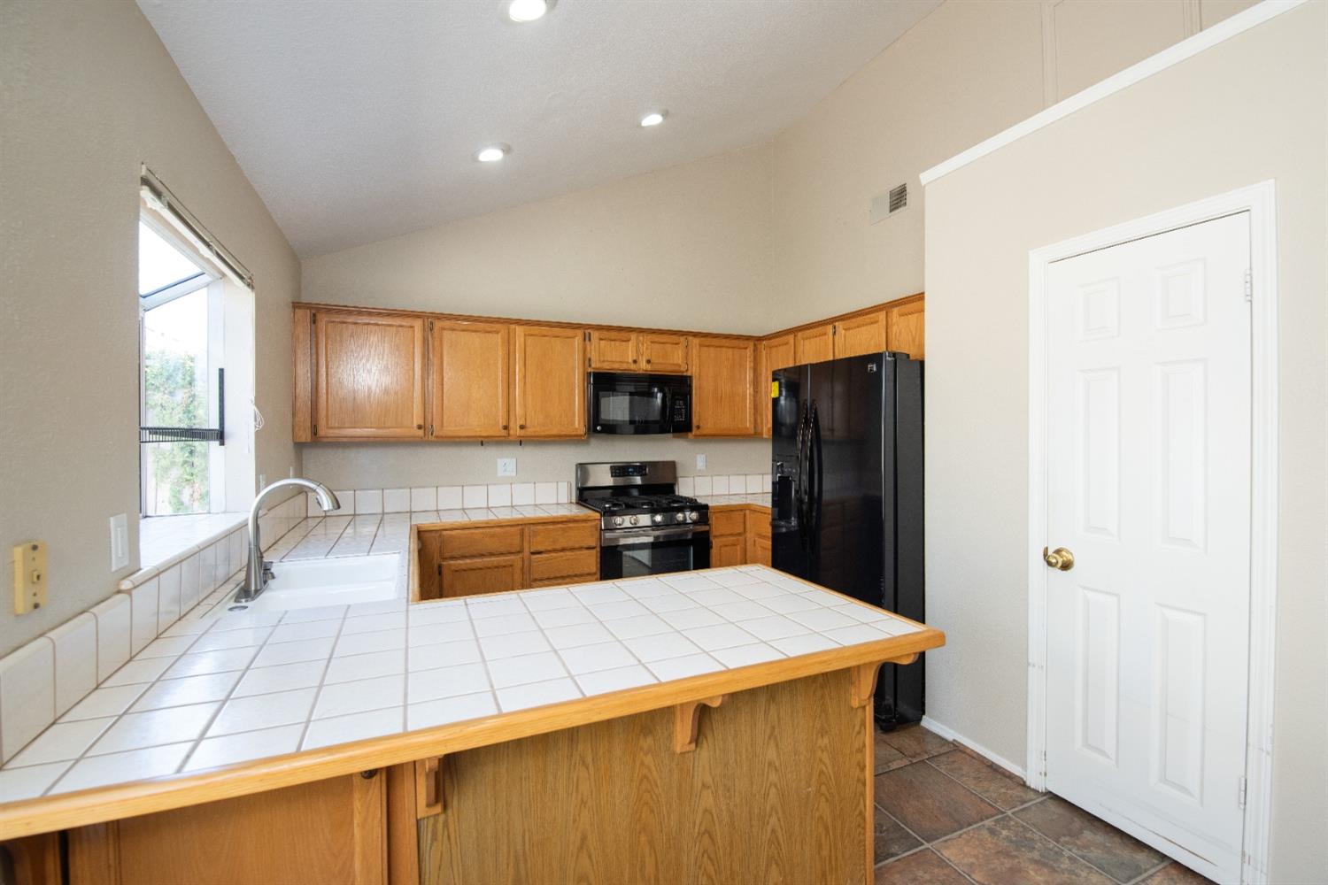 Detail Gallery Image 11 of 34 For 2152 Cobblestone Mnr, Modesto,  CA 95355 - 2 Beds | 2 Baths