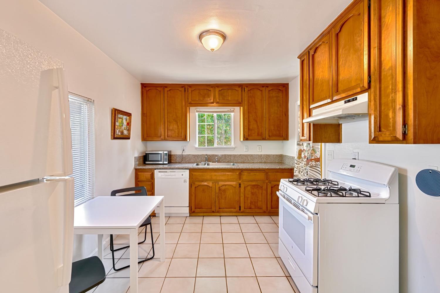 Detail Gallery Image 7 of 21 For 380 Barrette Ave, Sacramento,  CA 95815 - 2 Beds | 1 Baths