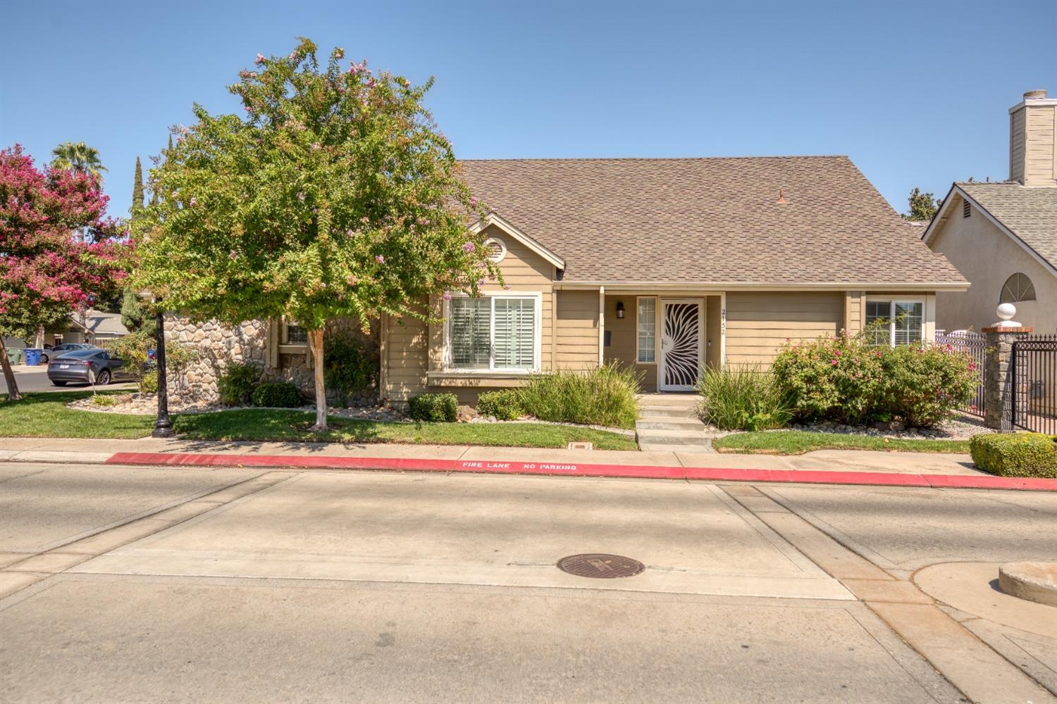 Detail Gallery Image 4 of 34 For 2152 Cobblestone Mnr, Modesto,  CA 95355 - 2 Beds | 2 Baths