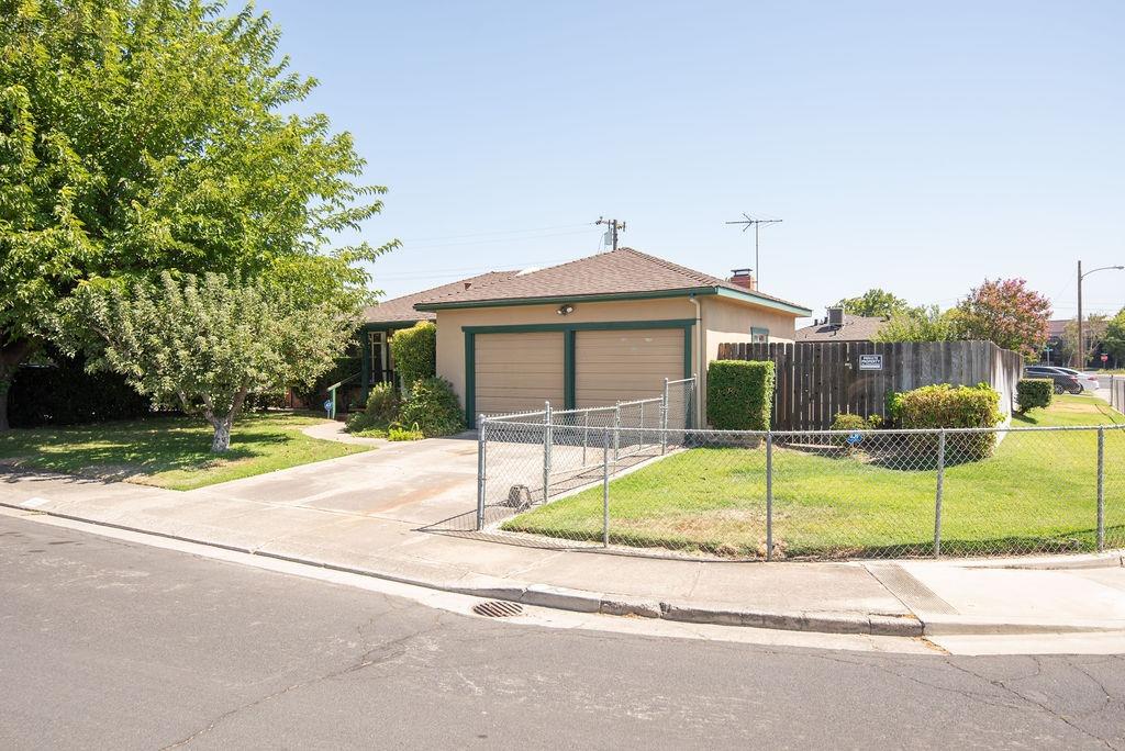 Detail Gallery Image 4 of 36 For 202 Charles Ave, Manteca,  CA 95336 - 3 Beds | 2 Baths