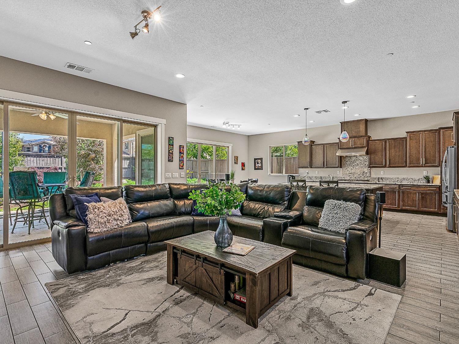 Detail Gallery Image 4 of 54 For 2561 Orsay Way, El Dorado Hills,  CA 95762 - 4 Beds | 3/2 Baths