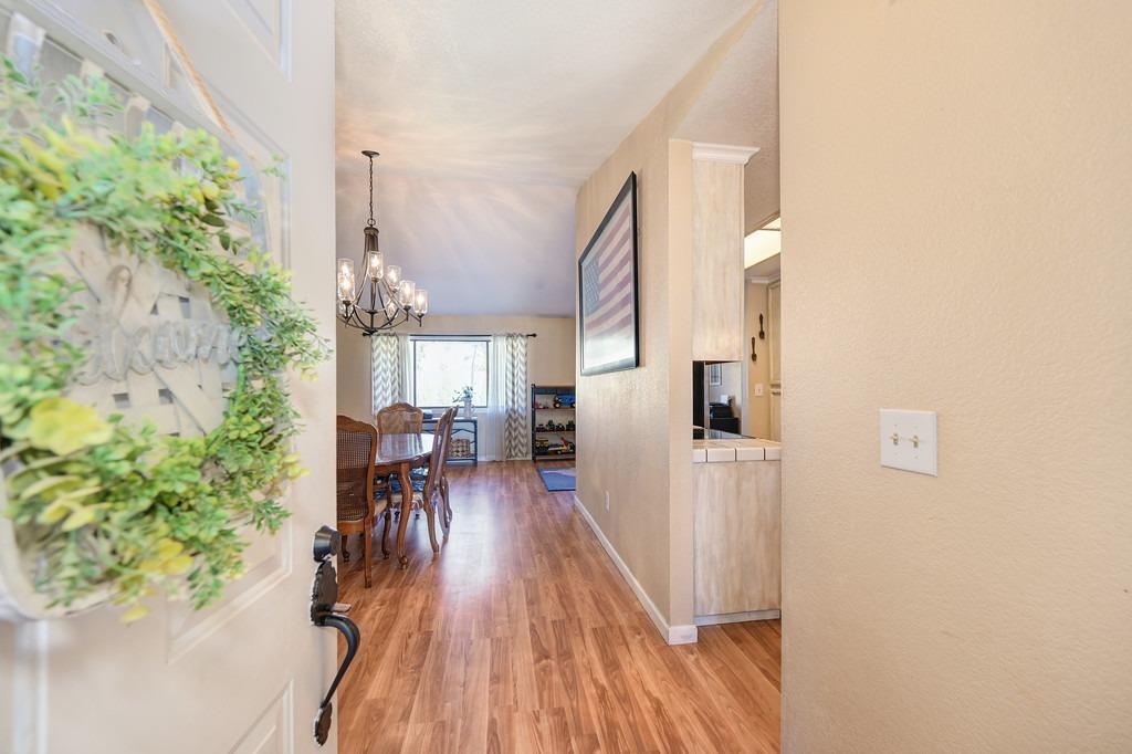 Detail Gallery Image 9 of 58 For 9917 Falcon Meadow Dr, Elk Grove,  CA 95624 - 3 Beds | 2 Baths