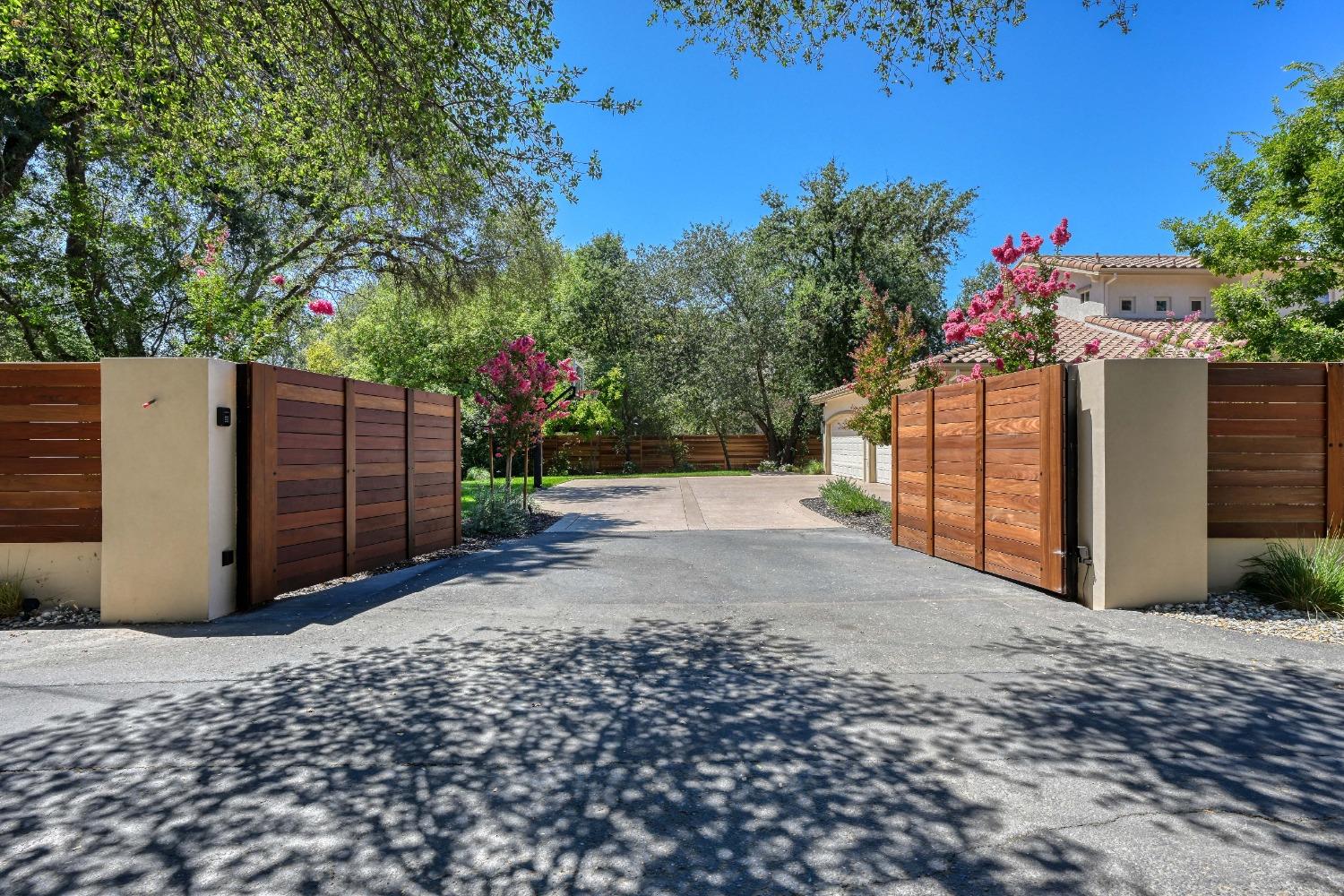 Detail Gallery Image 7 of 86 For 6515 Grant Ave, Carmichael,  CA 95608 - 6 Beds | 4/1 Baths