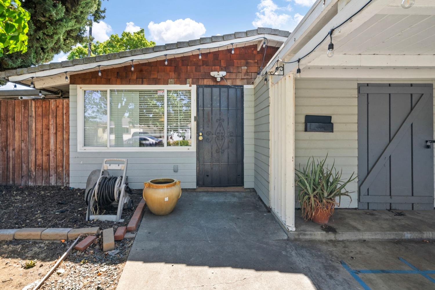 Detail Gallery Image 2 of 18 For 26 E Essex St, Stockton,  CA 95204 - 3 Beds | 2 Baths