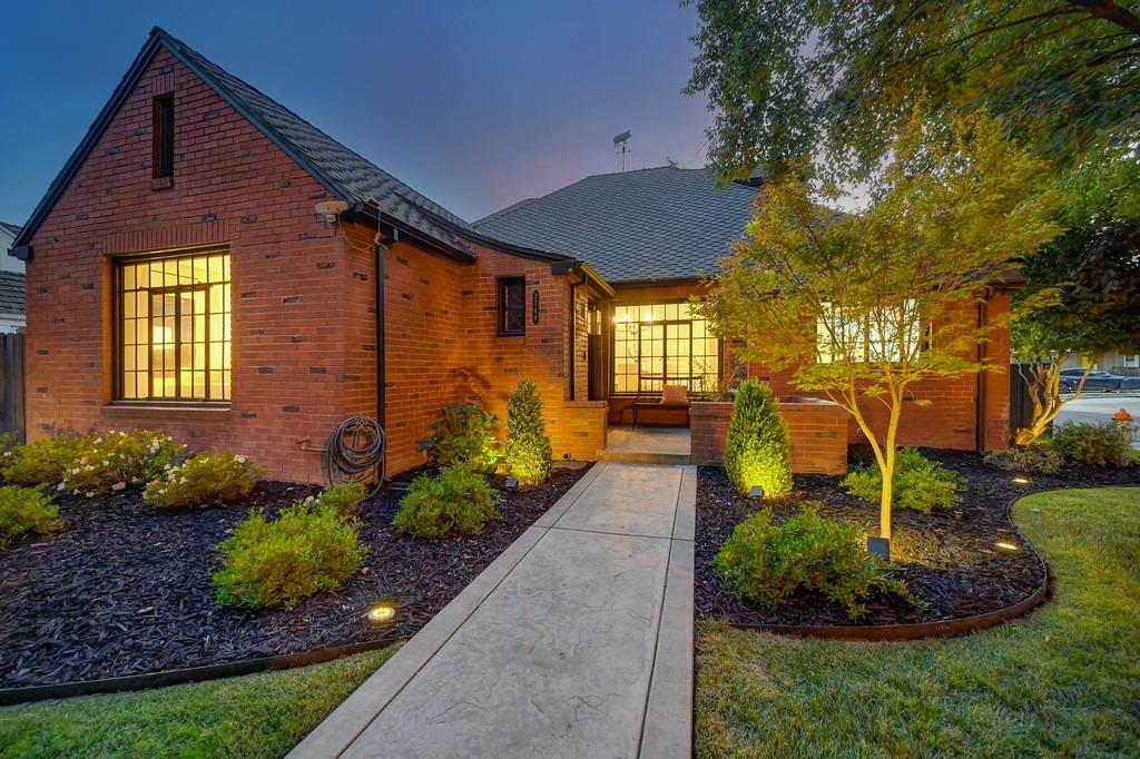 Detail Gallery Image 1 of 1 For 2768 Land Park Dr, Sacramento,  CA 95818 - 4 Beds | 2/1 Baths