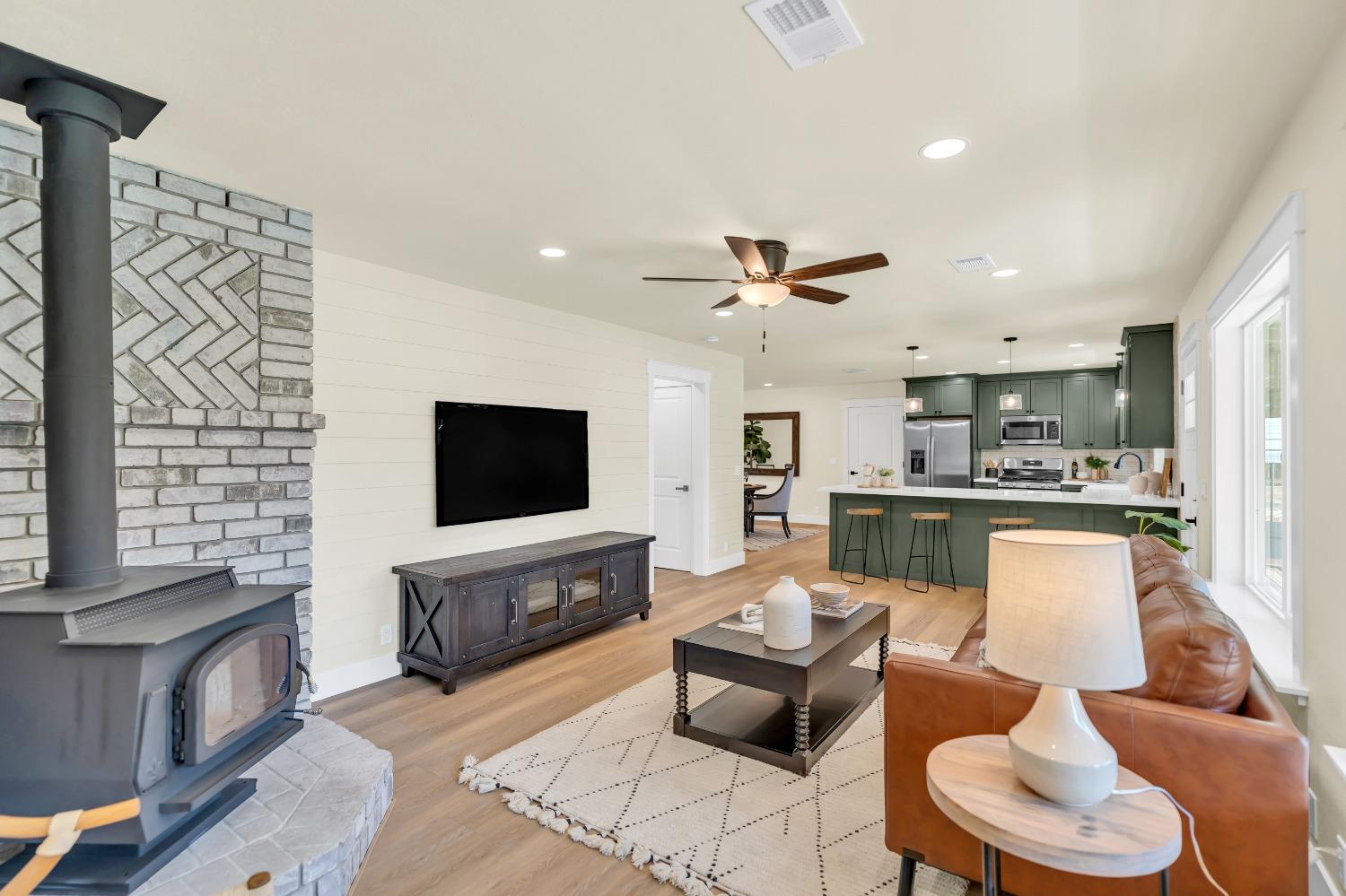 Detail Gallery Image 14 of 61 For 4930 Oak Leaf Cir, Placerville,  CA 95667 - 3 Beds | 2 Baths