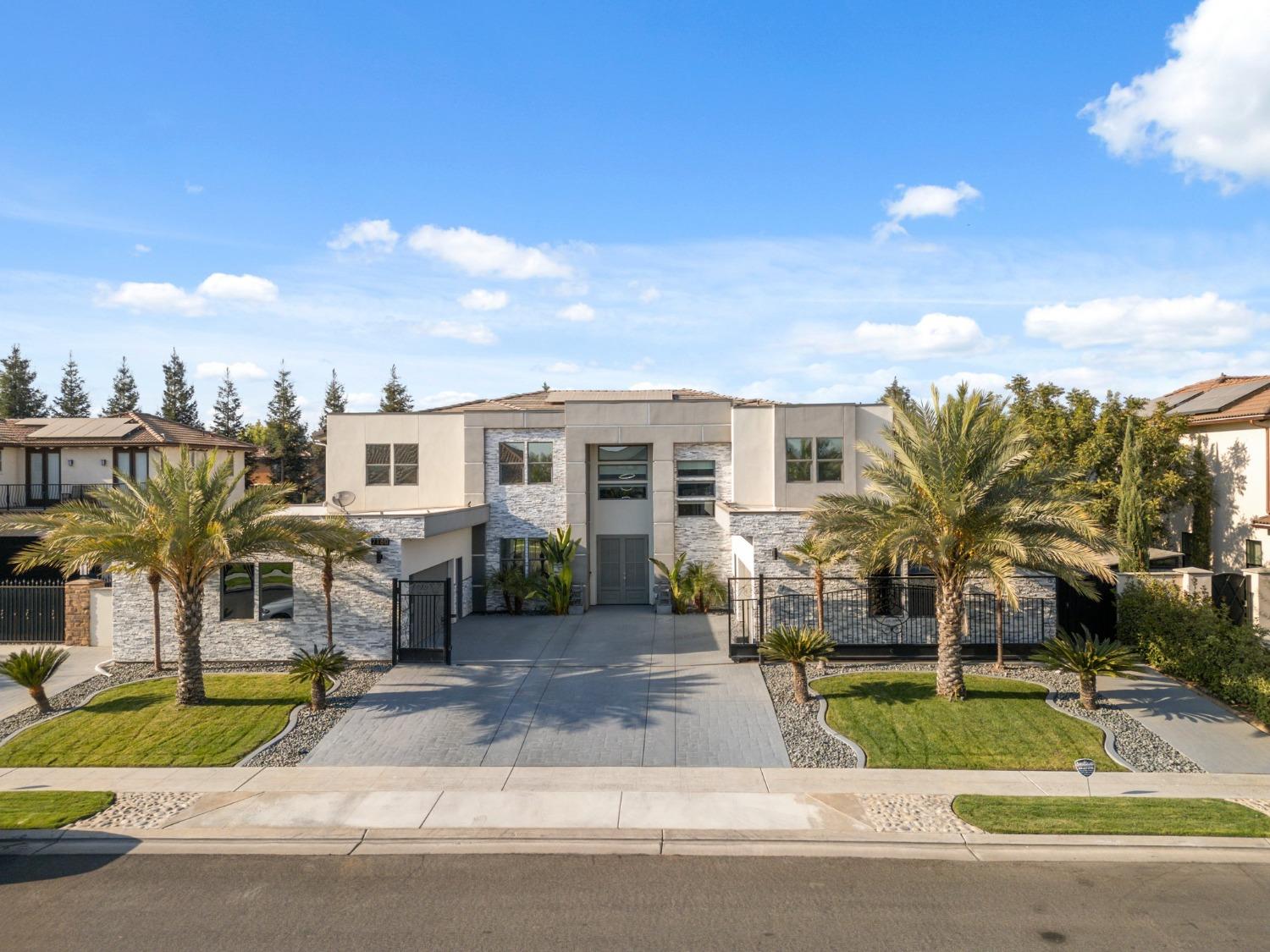 Detail Gallery Image 1 of 39 For 7160 W Dovewood Ln, Fresno,  CA 93723 - 7 Beds | 6 Baths