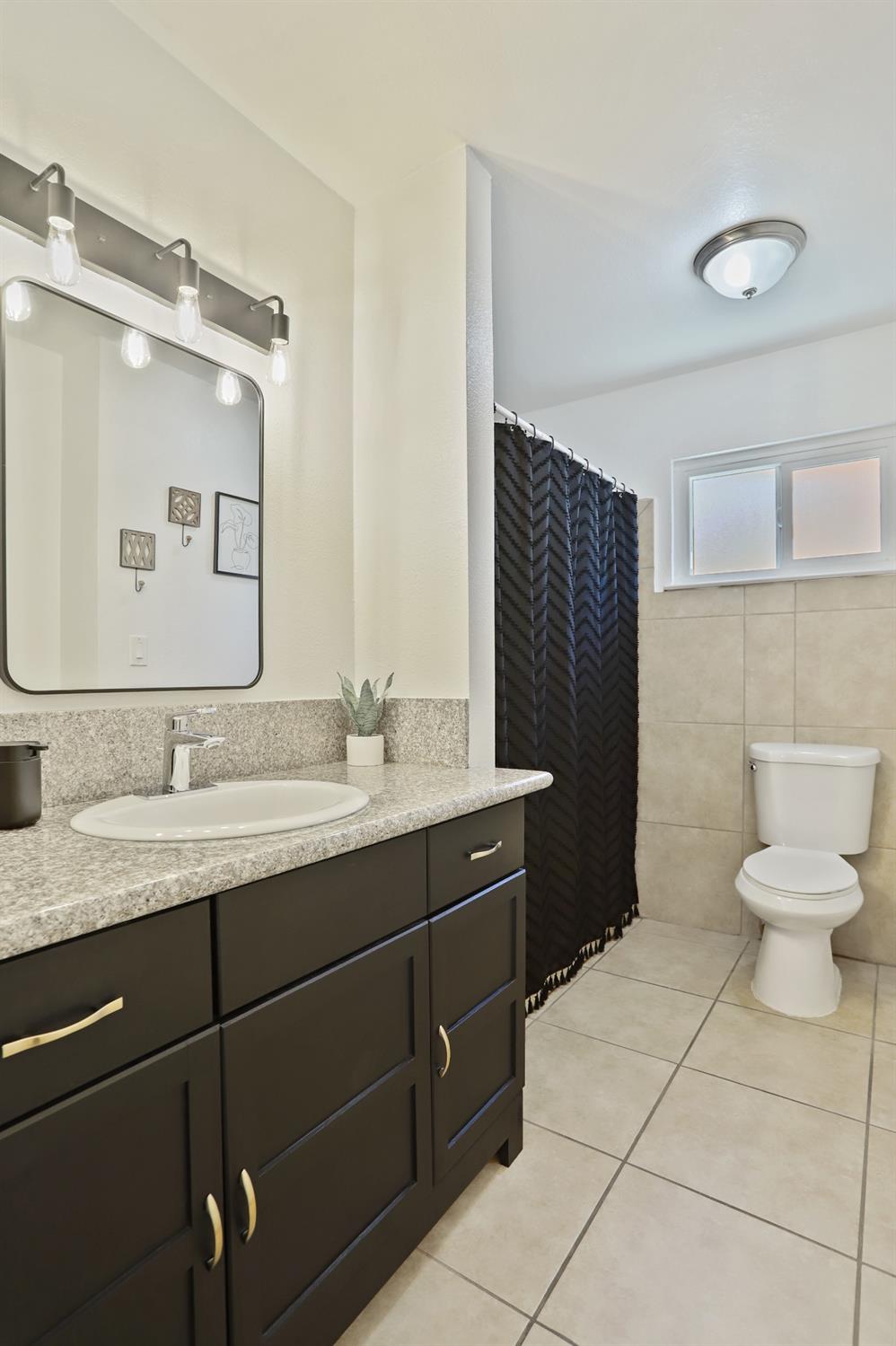 Detail Gallery Image 8 of 20 For 2101 Milford Ln, Modesto,  CA 95355 - 4 Beds | 2 Baths