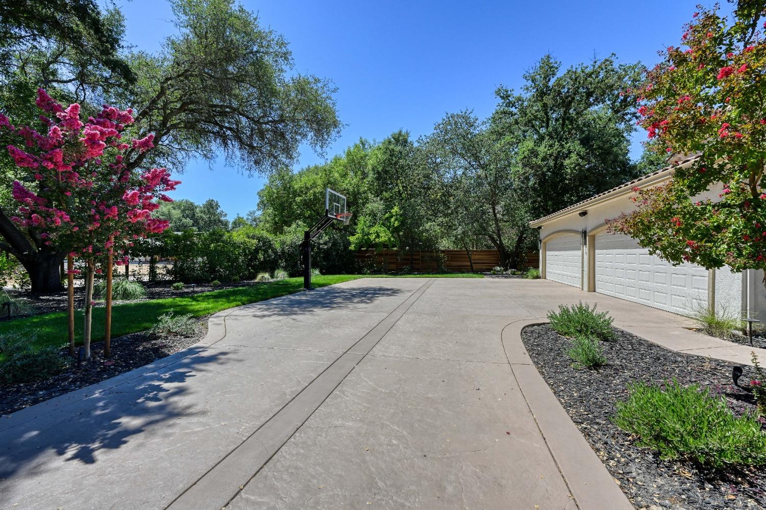 Detail Gallery Image 9 of 86 For 6515 Grant Ave, Carmichael,  CA 95608 - 6 Beds | 4/1 Baths